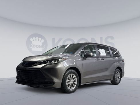 Used 2023 Toyota Sienna LE image 1