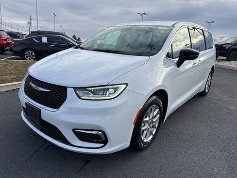 Used 2024 Chrysler Pacifica Touring-L image 3