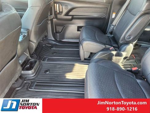 Used 2025 Toyota Sienna Limited image 31