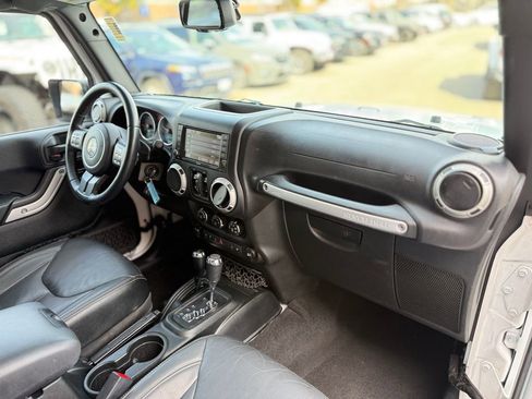 Used 2018 Jeep Wrangler Unlimited Sahara w/ Dual Top Group image 7