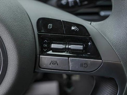 Certified 2025 Hyundai Elantra SE image 16