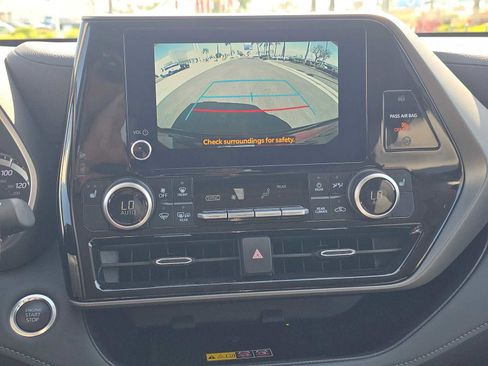 Used 2025 Toyota Highlander XLE FWD image 28