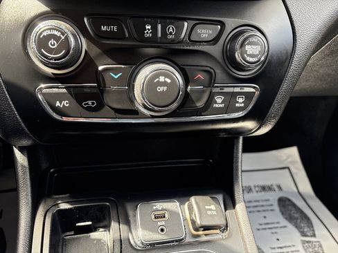 Used 2020 Jeep Cherokee Latitude Plus FWD image 23