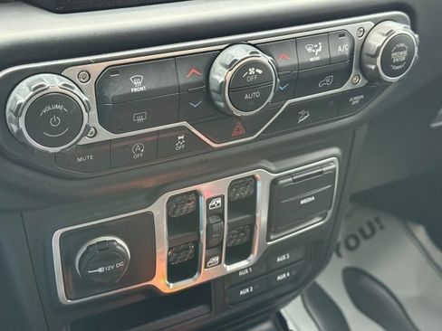 Used 2018 Jeep Wrangler Unlimited Sahara w/ LED Lighting Group image 27