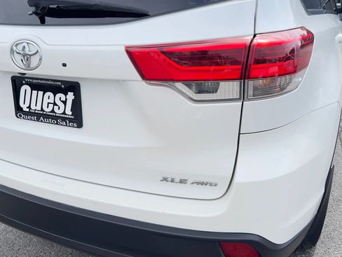 Used 2017 Toyota Highlander XLE AWD/4WD image 4