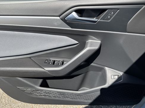 Certified 2025 Volkswagen Jetta SE FWD image 9
