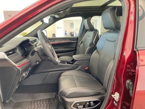 Used 2025 Jeep Grand Cherokee Overland w/ Luxury Tech Group IV AWD/4WD image 15