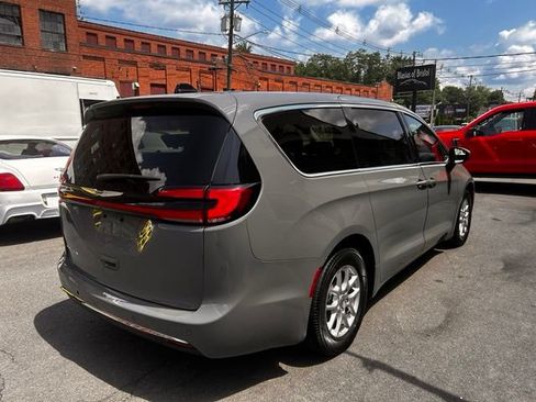 Used 2023 Chrysler Pacifica Touring-L FWD image 6