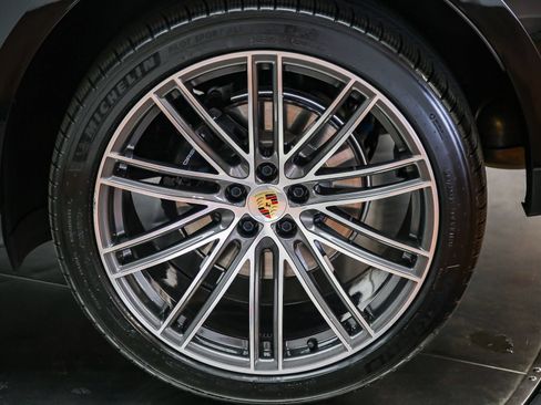 Certified 2025 Porsche Macan AWD/4WD image 14