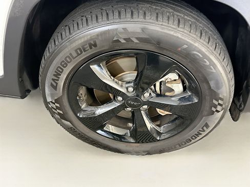 Used 2021 Jeep Cherokee Latitude Plus image 11