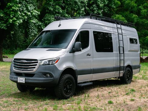 Used 2020 Freightliner Sprinter 2500 AWD/4WD image 3