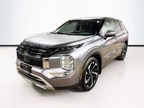 Used 2023 Mitsubishi Outlander SE image 3