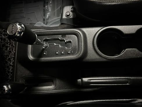 Used 2013 Jeep Wrangler Unlimited Sahara w/ Connectivity Group AWD/4WD image 12