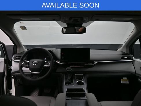 Used 2026 Toyota Sienna XLE FWD image 27