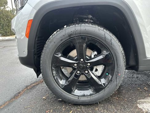 New 2025 Jeep Grand Cherokee Limited w/ Luxury Tech Group II image 18