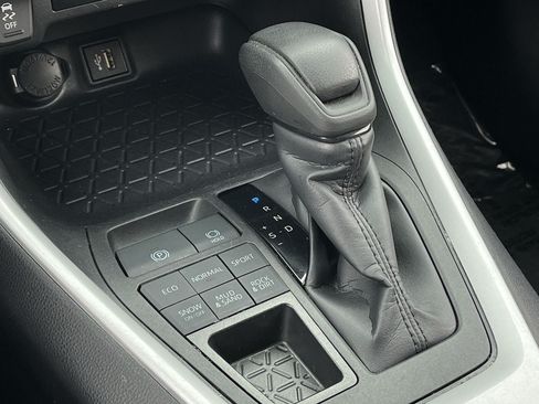 Used 2025 Toyota RAV4 XLE AWD/4WD image 17