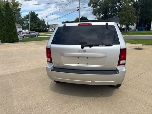 Used 2010 Jeep Grand Cherokee Laredo w/ Popular Equipment Group AWD/4WD image 7