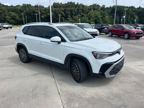 Used 2025 Volkswagen Taos SE FWD image 9