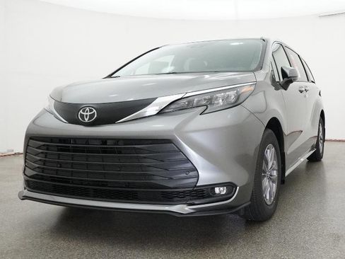 New 2026 Toyota Sienna XLE FWD image 35