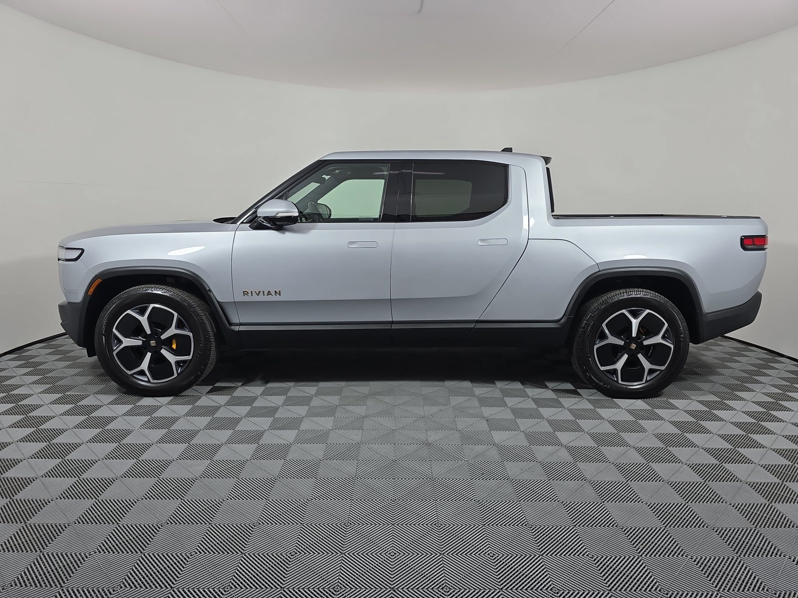 Used 2022 Rivian R1T Adventure AWD/4WD image 2