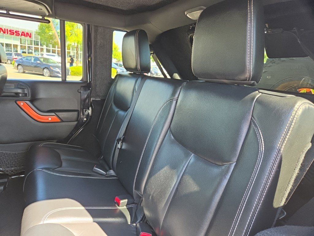 Used 2015 Jeep Wrangler Unlimited Rubicon w/ Connectivity Group AWD/4WD image 29