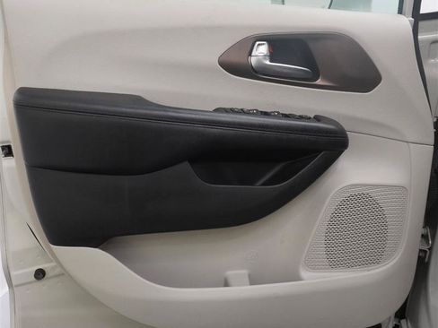 Used 2019 Chrysler Pacifica Touring-L Plus FWD image 39