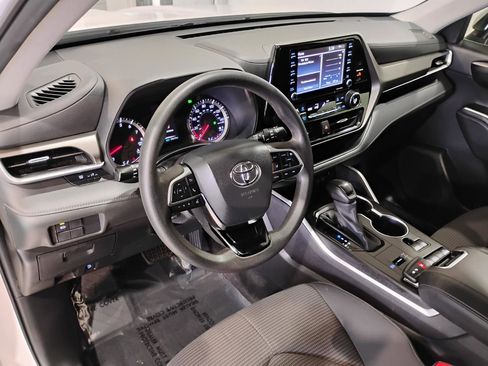 Used 2021 Toyota Highlander L image 12