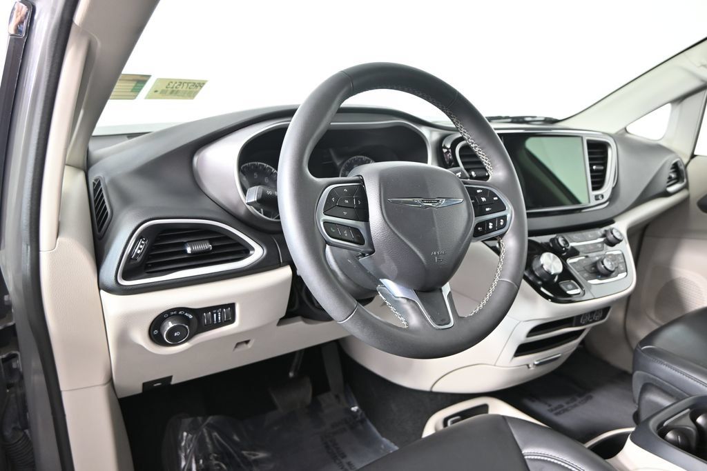Used 2023 Chrysler Pacifica Touring-L FWD image 19