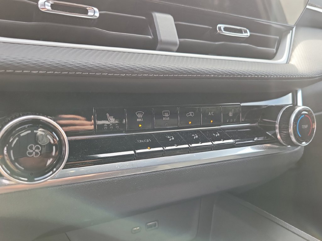 Used 2025 Chevrolet Equinox LT w/ Safety and Technology Package FWD image 32