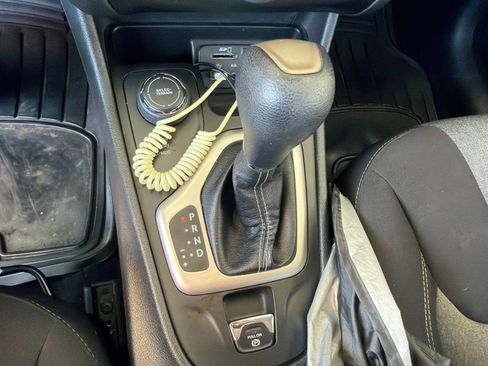 Used 2017 Jeep Cherokee Sport AWD/4WD image 11