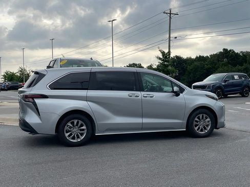 Used 2025 Toyota Sienna LE FWD image 8
