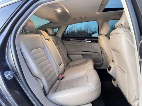 Used 2017 Ford Fusion SE w/ Fusion SE Technology Package FWD image 14