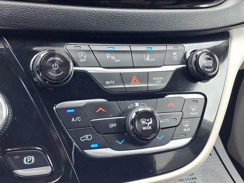 Used 2024 Chrysler Pacifica Touring-L FWD image 17