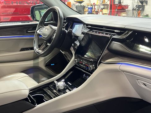 Used 2023 Jeep Grand Cherokee Overland w/ Adv Protech Group III image 28