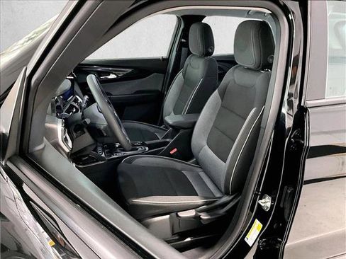 Used 2025 Chevrolet TrailBlazer LS FWD image 27