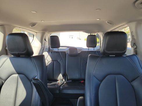 Used 2024 Chrysler Pacifica Select image 13