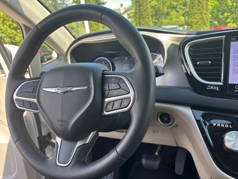 Used 2023 Chrysler Pacifica Touring-L FWD image 20