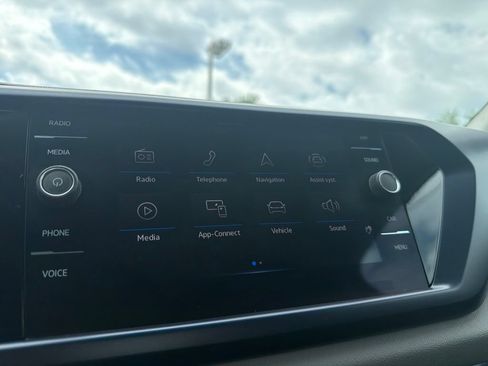 Used 2023 Volkswagen Taos SE w/ Panoramic Sunroof Package AWD/4WD image 18