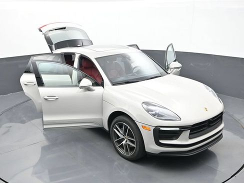 Certified 2024 Porsche Macan AWD/4WD image 33