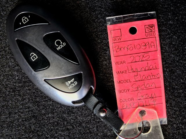 Used 2025 Hyundai Elantra SEL FWD image 31