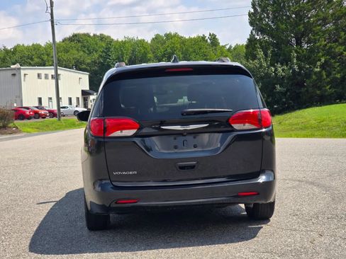 Used 2020 Chrysler Voyager Lxi FWD image 3