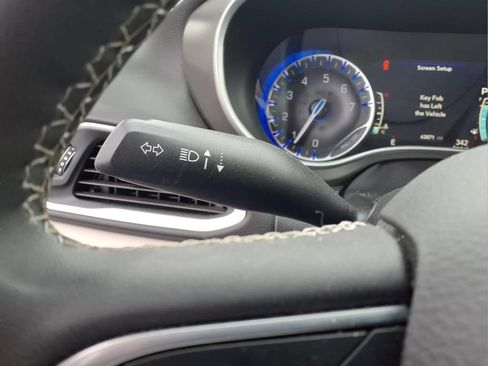 Used 2024 Chrysler Pacifica Touring-L FWD image 18