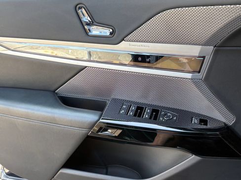 Used 2023 BMW 760i xDrive AWD/4WD image 27