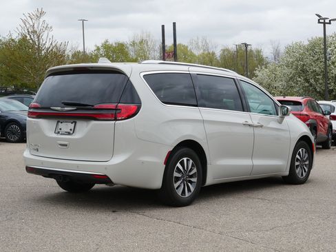 Used 2021 Chrysler Pacifica Touring-L w/ Premium & Safety Sphere Group FWD image 6