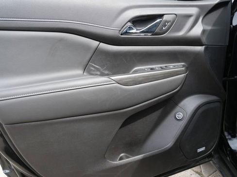 Used 2023 GMC Acadia SLT w/ Elevation Edition image 12