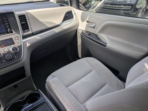 Used 2020 Toyota Sienna LE FWD image 16