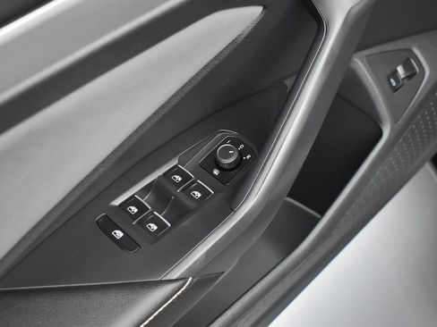 Used 2025 Volkswagen Jetta SE FWD image 6