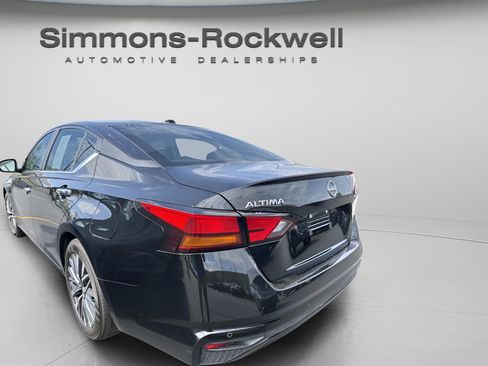 Used 2025 Nissan Altima 2.5 SV FWD image 2