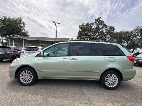 Used 2010 Toyota Sienna XLE Limited w/ XLE Limited Pkg 2 AWD/4WD image 4