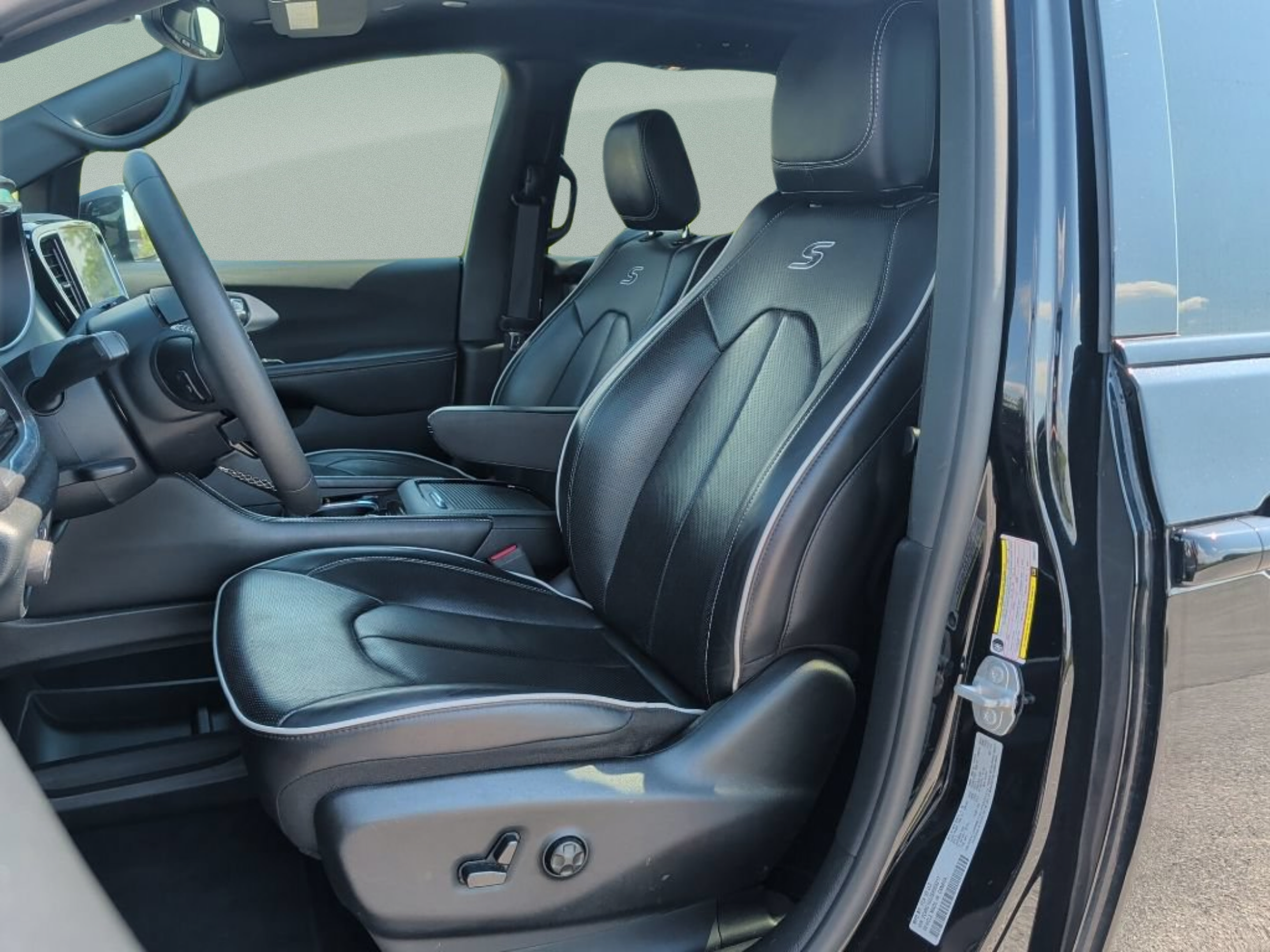 Used 2025 Chrysler Pacifica Limited FWD image 15